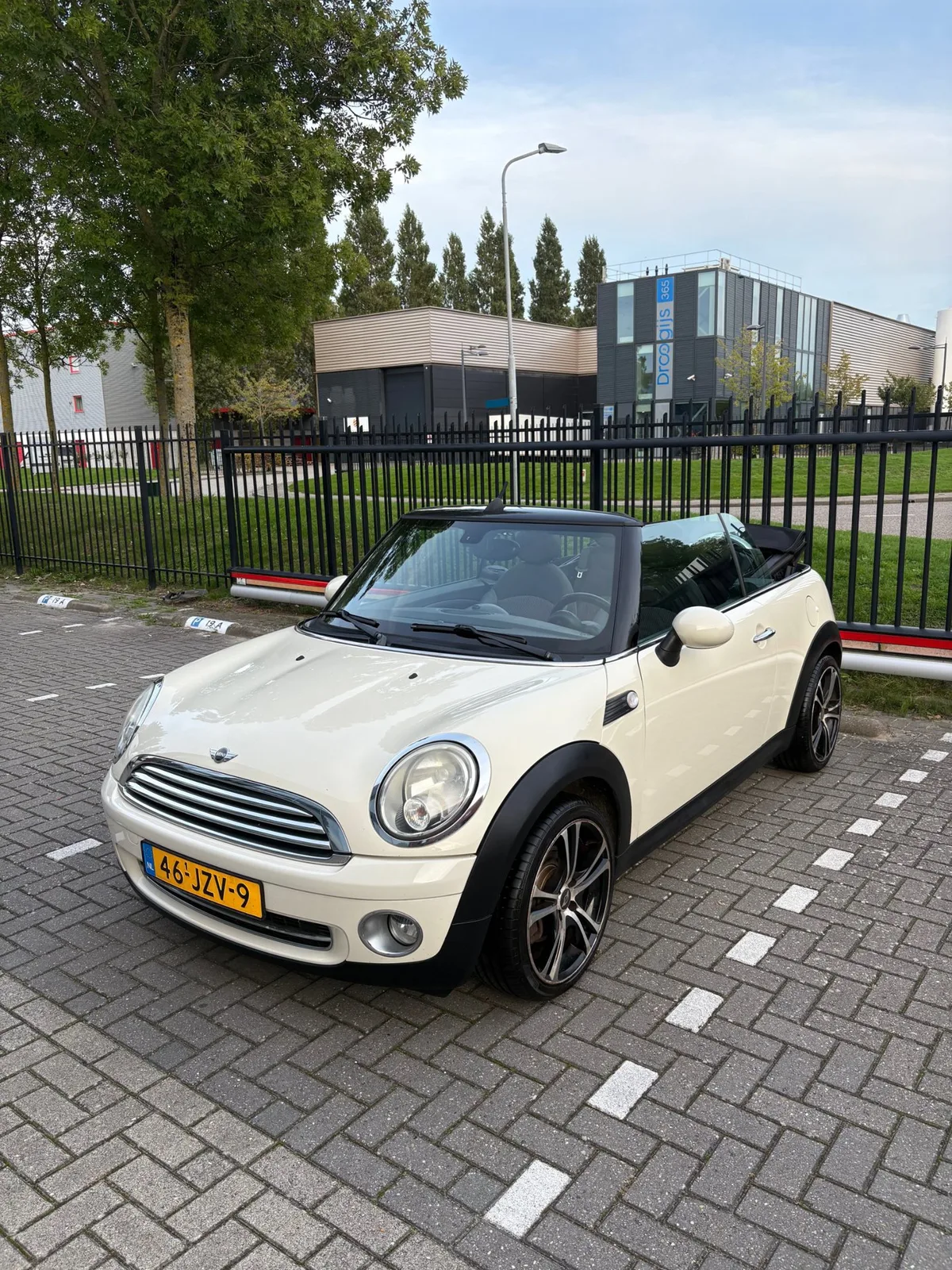 MINI Cabrio (2009) — foto 1