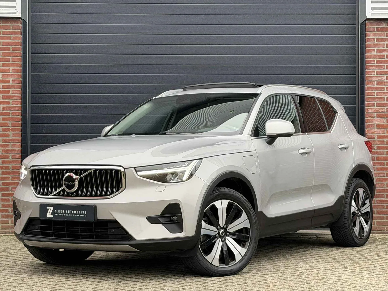 Volvo XC40 (2023) — foto 1