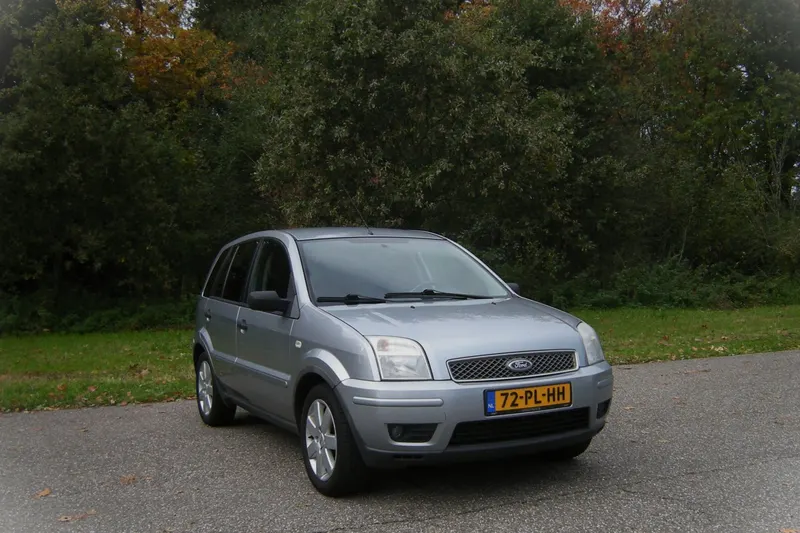 Ford Fusion (2004)